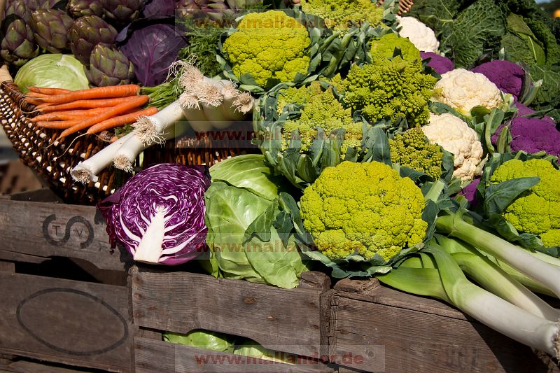 Gemüsekisten auf Wochenmarkt