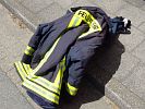 FEUERWEHRJACKE AUF STRASSE