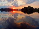 SONNENUNTERGANG MIT WASSERSPIEGELUNG